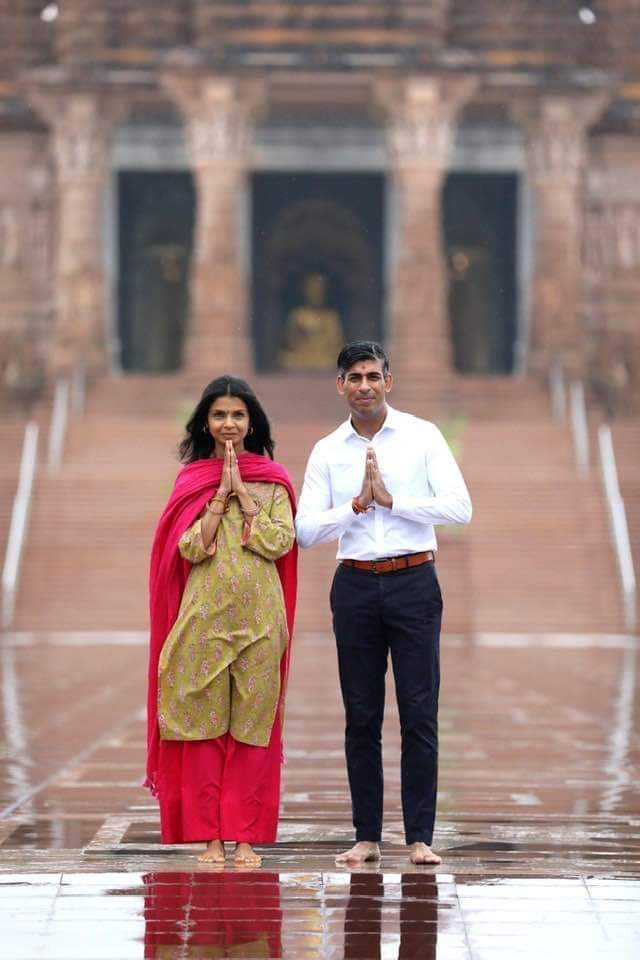 rahulya_chy's tweet photo. कहीं पढ़ा कि इससे ज्यादा फैशन करके लड़कियाँ दिल्ली मेट्रो में सफर करती हैं। इस तुलना पर हँसी आई और लगा कि बात तो सही है। लेकिन दूसरे ही पल लगा कि ये तस्वीर इस कदर सादा और सुंदर है कि इसकी किसी से तुलना न करना ही इस तस्वीर की उचित प्रशंसा होगी . https://t.co/UOlMhxLdGQ