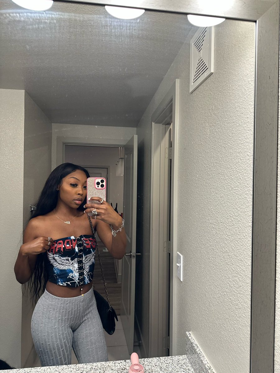 prettynslim_'s tweet photo. Take a pretty girl &amp; give her what she wants 🫣 https://t.co/yaINgBoxCA