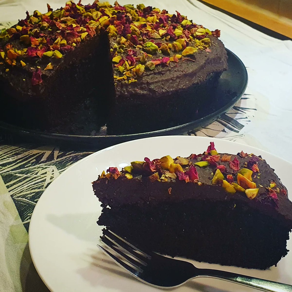 No cruel dairy or eggs needed for this delicious, moist & extremely chocolatey cake. Being vegan doesn't mean missing out, but leaving out unnecessary cruelty, exploitation & death
#eggfree #eggtruth #dairyfree #dairyisscary #vegan #vegancake #veganrecipe
bbc.co.uk/food/recipes/d…