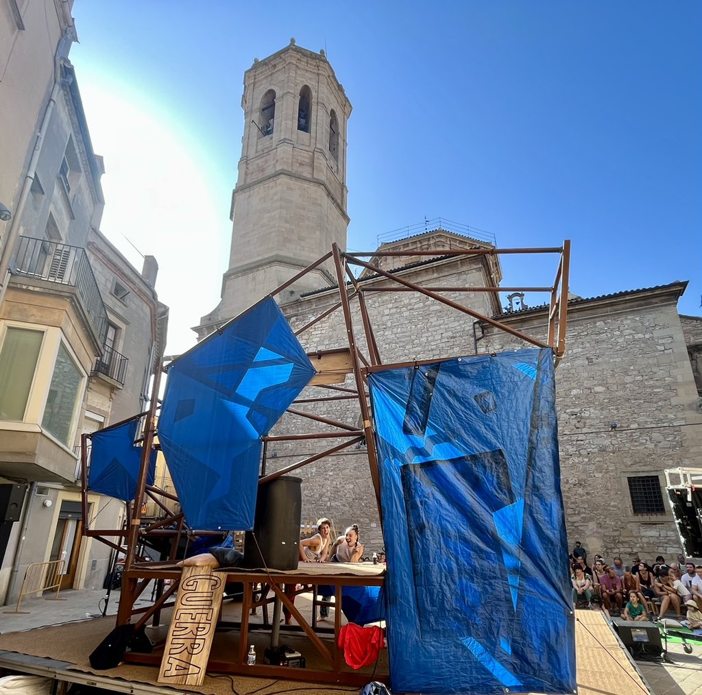 👉🏼Moltes gràcies a tot l'equip de la fira que any rere any treballeu de valent perquè públic i companyies ens sentim tan ben acollits i l'esdeveniment sigui un èxit! Us agraïm de tot cor el bon tracte, el suport i el caliu que ens heu donat durant tot el procés.