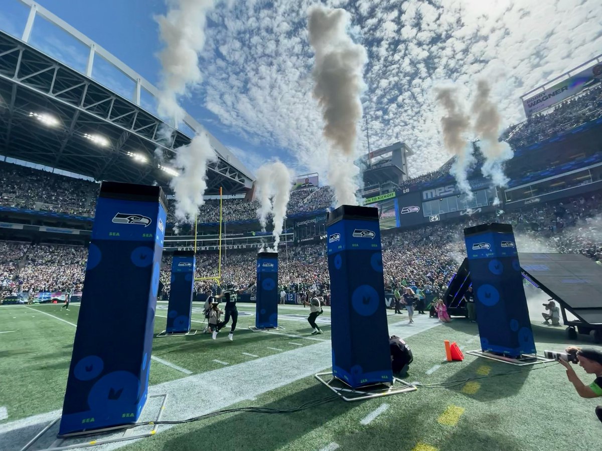 Thanks <a href="/walkin1979/">walker Anderson</a> for this great photo of <a href="/Bwagz/">Bobby Wagner</a> intro <a href="/LumenField/">Lumen Field</a> #Seahawks