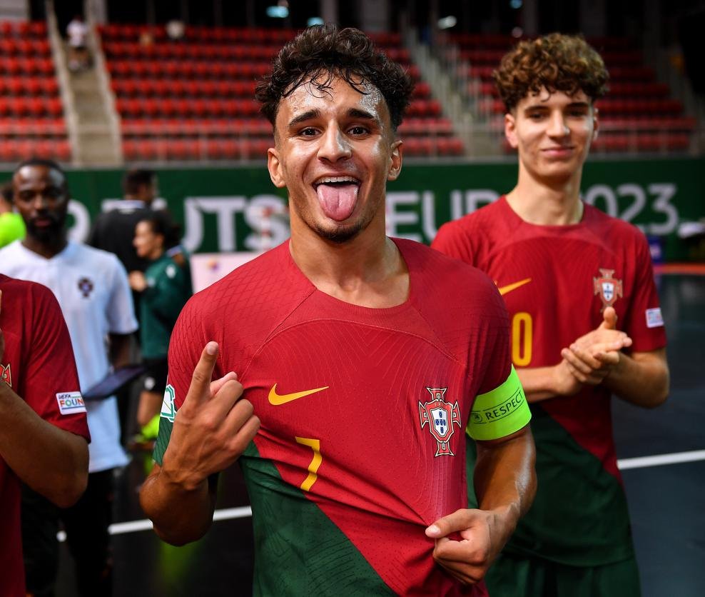 CabineSport's tweet photo. Lúcio Rocha foi eleito o melhor jogador do Euro sub-19 e também o melhor marcador!

"Há um ano estava a chorar, a ser operado e a desistir de tudo", recordou Lúcio que falhou o último Euro por lesão. https://t.co/5JuXagOiei