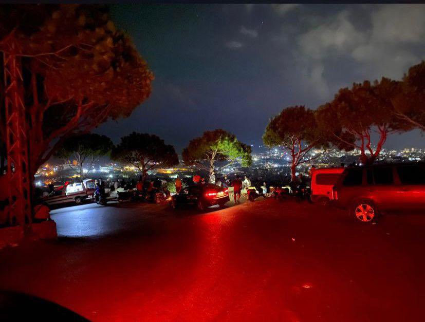fouadkhreiss's tweet photo. ظاهرة  لم يسبق اللبنانيين اي شعب آخر في ابتكارها مشاهدة حية للمعركة في عين الحلوة من تلة مشرفة في مغدوشة .  

ملاحظة: يوجد كراسي وبائع ترمس و اراكيل https://t.co/X4oJkwIhRV