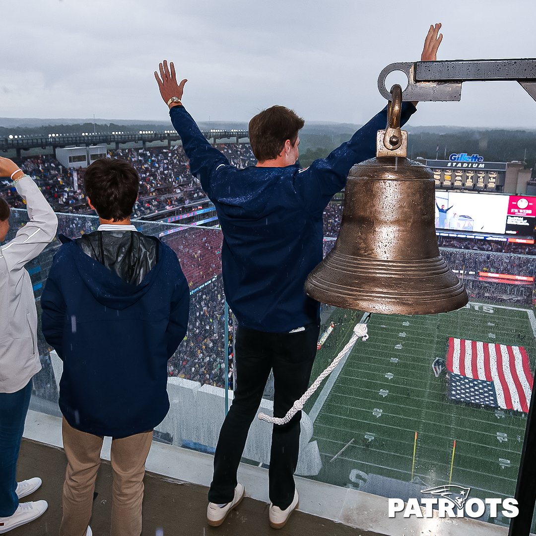 patriotsespanol's tweet photo. ¡El estadio a tus pies Tom!

 #PatriotsEspañol https://t.co/xX9tpuyLnE