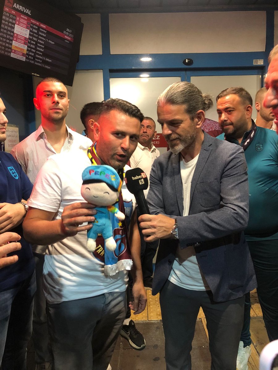 Bir Trabzonspor taraftarı, oyuncak Pepe ile birlikte Nicolas Pepe'yi karşılamak üzere havaalanına geldi.