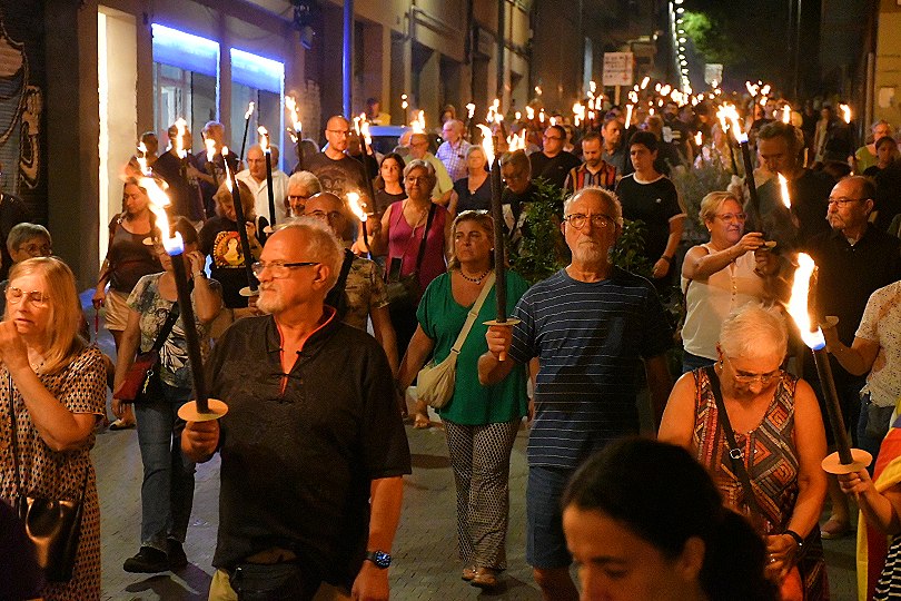 sants3radio's tweet photo. Més de mig miler de persones recorren els carrers de #Sants i la #Bordeta amb la #Marxa de #Torxes🔥 per la independència organitzada per una trentena d'entitats dels nostres barris a la vetlla de la diada. @assembleasmxi @PSxIndp https://t.co/z7L4SAbzZl