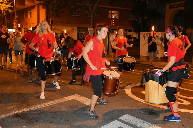 sants3radio's tweet photo. Més de mig miler de persones recorren els carrers de #Sants i la #Bordeta amb la #Marxa de #Torxes🔥 per la independència organitzada per una trentena d'entitats dels nostres barris a la vetlla de la diada. @assembleasmxi @PSxIndp https://t.co/z7L4SAbzZl