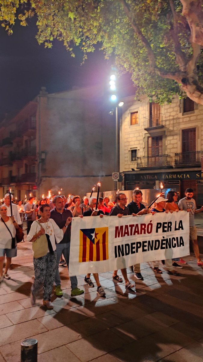 Tot un plaer haver participat a la marxa de torxes per la independència de Mataró representant @Poble_Lliure   @PobleLliure_Mar
Fer #femfocnou i anar-hi, anar-hi i anar-hi!