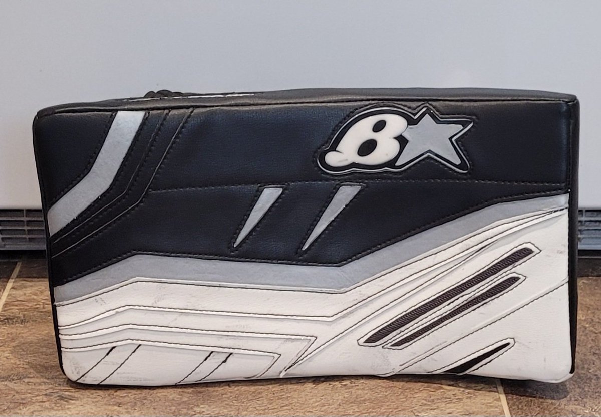 Arts and crafts, goalie parents edition! #parklandelks
#focusgoal 
#newyearnewgear