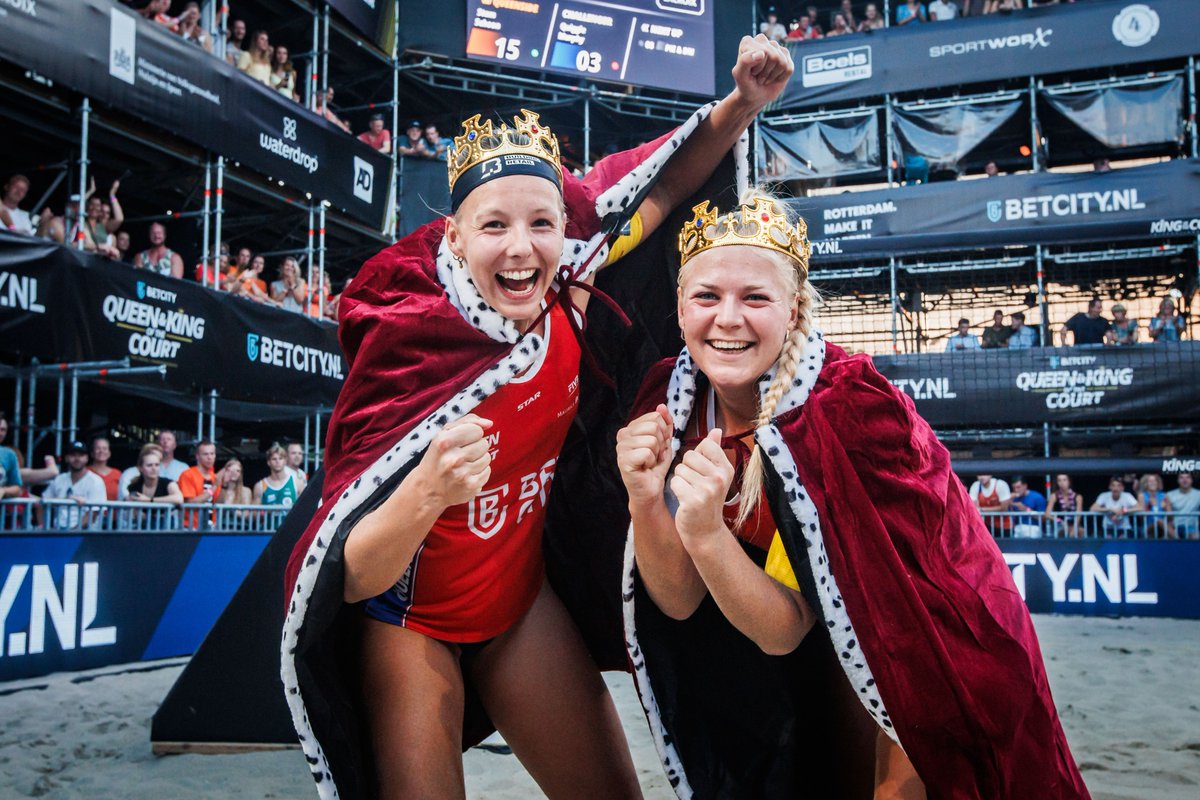 De winnaars van de BetCity Royal Championships Queen &amp; King of the Court zijn bekend! Katja Stam &amp; Raïsa Schoon stonden bovenaan het podium, vergezeld door drie andere Nederlandse medaillewinnaars.

Lees meer: volleybal.nl/nieuws/vier-ne…

📸 Pim Waslander
#BeachTeamNL #TeamNL #QKOTC
