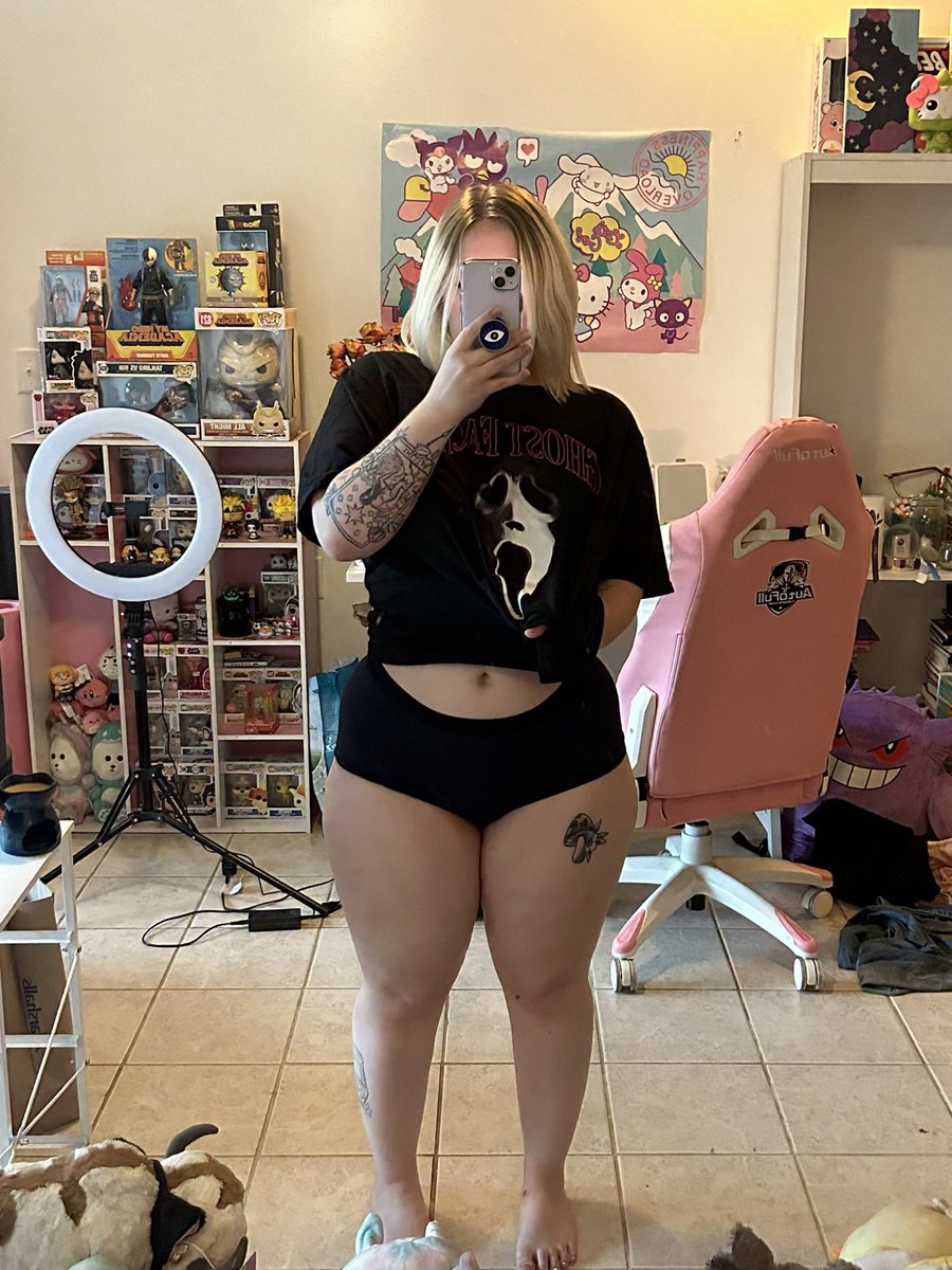 jennxxx_'s tweet photo. Horror movies and chill? https://t.co/WUIFJurlhL