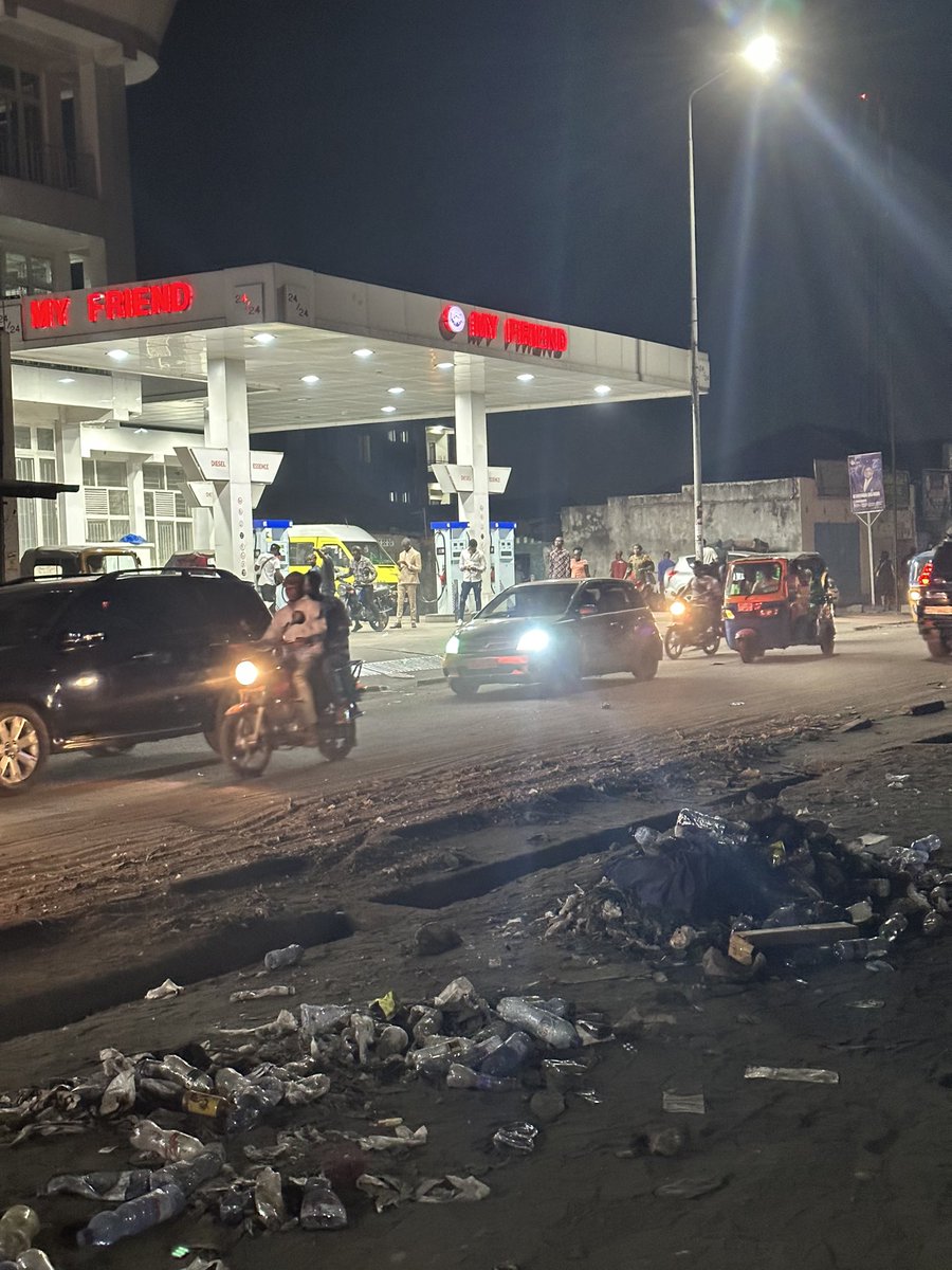kakese_leon's tweet photo. #RDC En novembre 2022, cette station-service située à Lemba Super, construite dans un immeuble abritant des appartements, a été fermée en grande pompe par le Ministre Muabilu Mbayu Mukala @MuabiluMMPius pour non respect des normes urbanistiques et environnementales afin de protéger les vies humaines.A la surprise générale, cette station-service vient de reprendre ses activités depuis plusieurs mois, on se demande si c’est le Ministre Muabilu qui a changé d’avis et autorisé la réouverture de ladite station-service ou si c’est l’autorité de l’Etat qui est bafouée par des intouchables ?
Vous voyez ce que je veux dire !