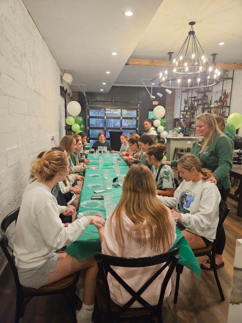 sba_volleyball's tweet photo. Thank you to the junior moms for hosting team dinner last week at Skoog’s! 🍗🏐💚🐻🍦 #AKT #stbedevolleyball #sbavolleyball #stbedeacademy #volleyball #ihsa #ihsavolleyball https://t.co/yhhRsf4oUs