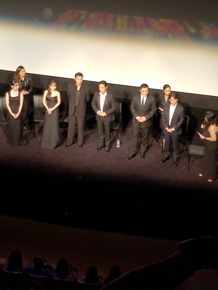 K1su90's tweet photo. Saw the cast of #콘크리트유토피아 #ConcreteUtopia great film! I got to see Park Seojoon up close before the screening and he was so sweet helping Park Boyoung up the stairs, hand at her back. 매너손 ㅋㅋ. https://t.co/g0KrB0MCBF