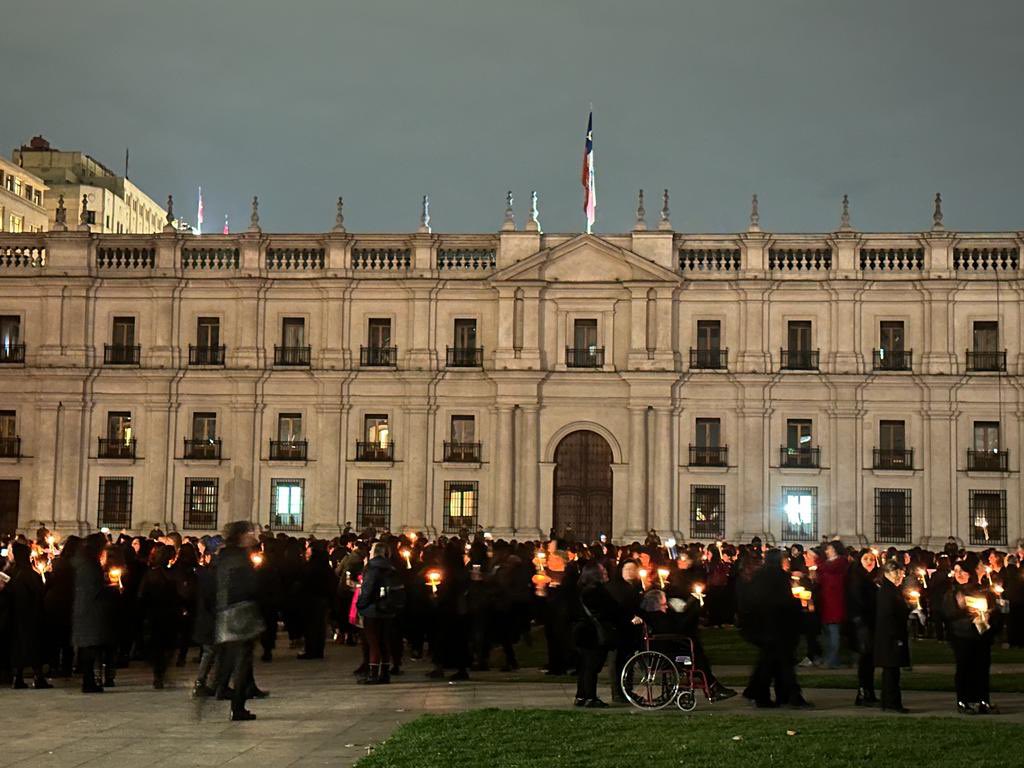 agenciaunochile's tweet photo. Miles de mujeres, de negro y portando velas, rodean el Palacio de La Moneda en la actividad “Nunca + la democracia bombardeada”.

🎥 y 📸©AgenciaUno/Pablo Ovalle https://t.co/n4oa6epyTw