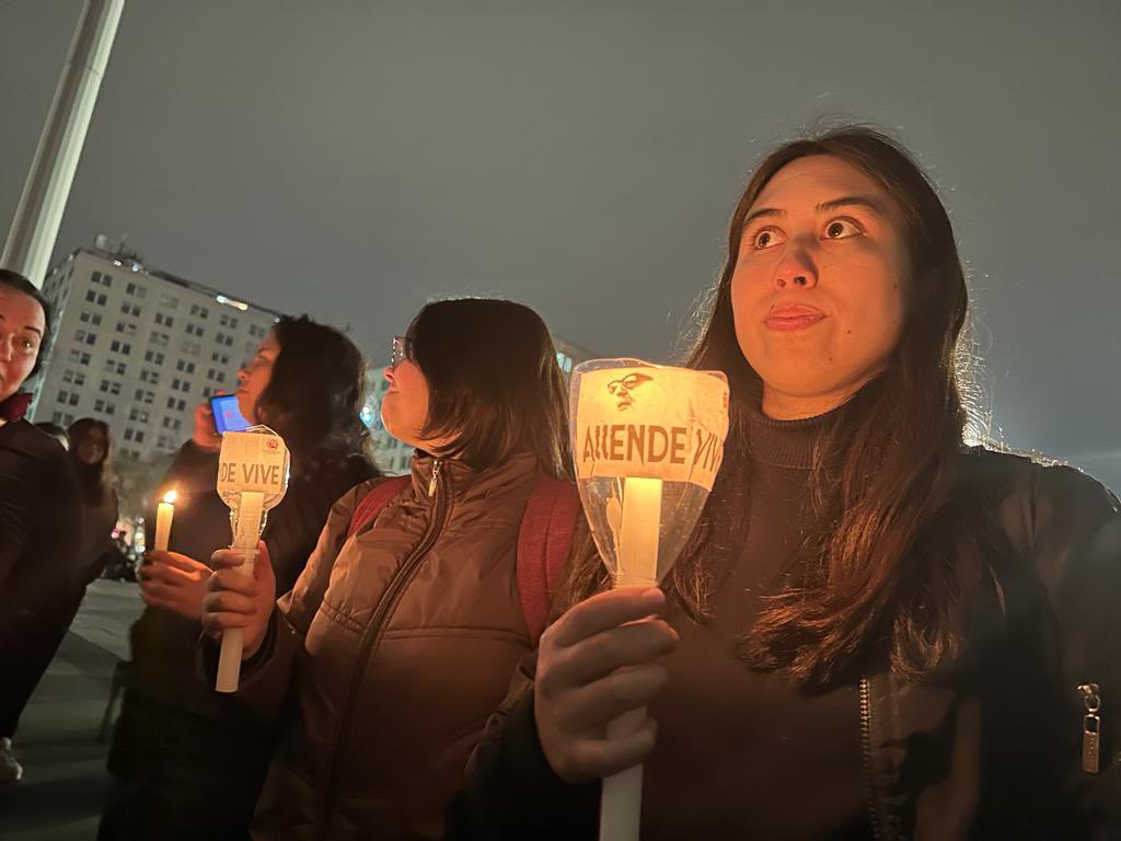 agenciaunochile's tweet photo. Miles de mujeres, de negro y portando velas, rodean el Palacio de La Moneda en la actividad “Nunca + la democracia bombardeada”.

🎥 y 📸©AgenciaUno/Pablo Ovalle https://t.co/n4oa6epyTw