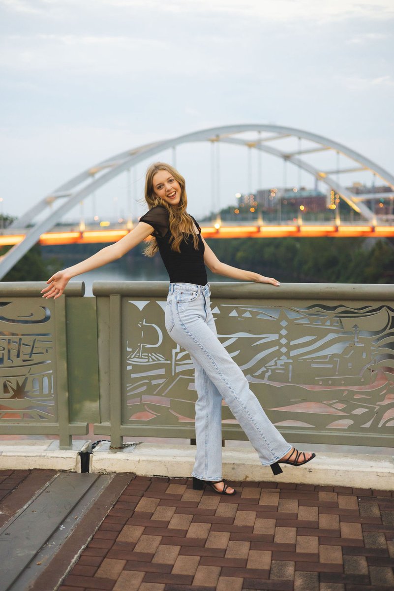 Wishing all the Seniors out there a Happy Senior Sunday! 🖤👩🏻‍🎓🧑🏽‍🎓👨🏾‍🎓
.
.
.
.
#thebridgebuilding #nashvillesenior #nashvilleskyline #nashvilleseniorsunday #seniorsunday #tnsenior #eventphotographer #weddingphotographer #nashvillephotographer