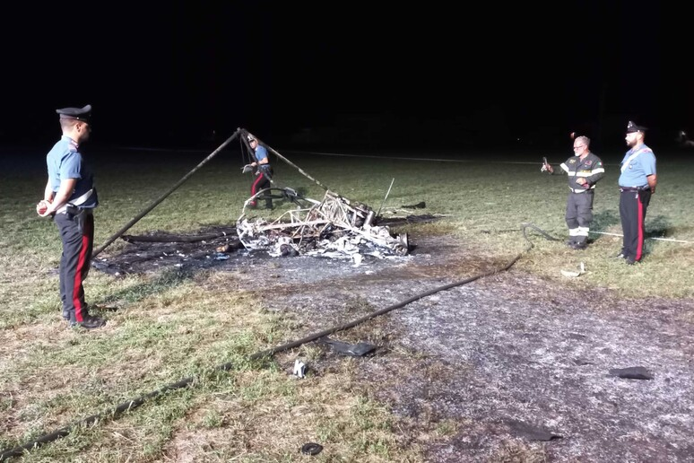 Emergenza24's tweet photo. [10.09-23:10] #Basilicanova #Montechiarugolo #Parma #incidente precipita (intorno alle 20:00) e si incendia #deltaplano a motore 2 morti https://t.co/xo1oznnlVr