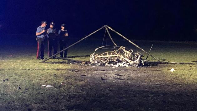 Emergenza24's tweet photo. [10.09-23:10] #Basilicanova #Montechiarugolo #Parma #incidente precipita (intorno alle 20:00) e si incendia #deltaplano a motore 2 morti https://t.co/xo1oznnlVr
