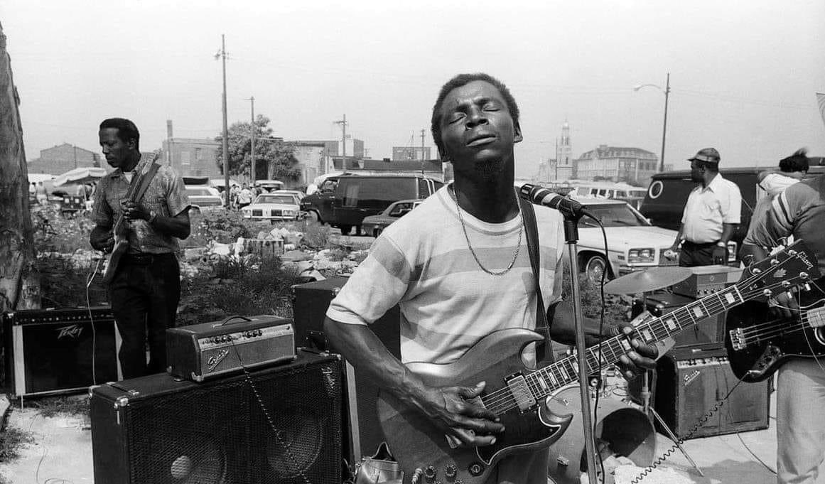 Unidentified young bluesman playing on Maxwell Street. Photo is likely from the late 70s as determined by the conversion vans in the lot behind him. @StevieVanZandt did you ever drive a van in the 70s? You’d have enjoyed Maxwell Street, if my E Street education hasn’t failed me.