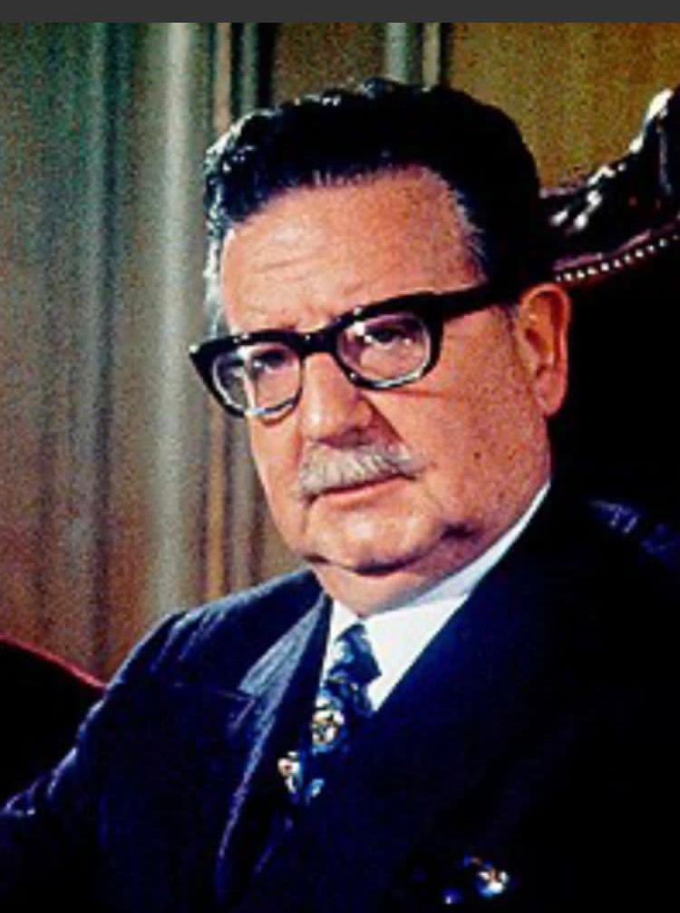 ١١ سبتمبر، ١٩٧٣-٢٠٢٣
خمسون عامًا على الانقلاب الدموي في #شيلي بدعم من أمريكا ضد حكومة سلفادور اليندي المنتخبة ديمقراطيًا، 
مازلنا نتذكر الشاعر بابلو نيرودا والمغني فيكتور خارا وآلاف الضحايا..
ومازال الأمريكان يتحدثون عن دعم التغيير الديمقراطي في العالم!