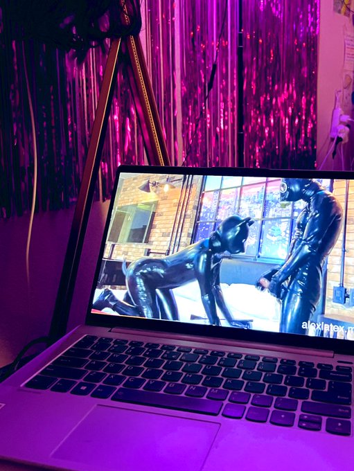 intersting 😶😶😶 https://t.co/XUCM3DlXoM<a href="/tag/coloryourday"class="tags"><span>#coloryourday</span></a><a href="/tag/smilethroughtherain"class="tags"><span>#smilethroughtherain</span></a>