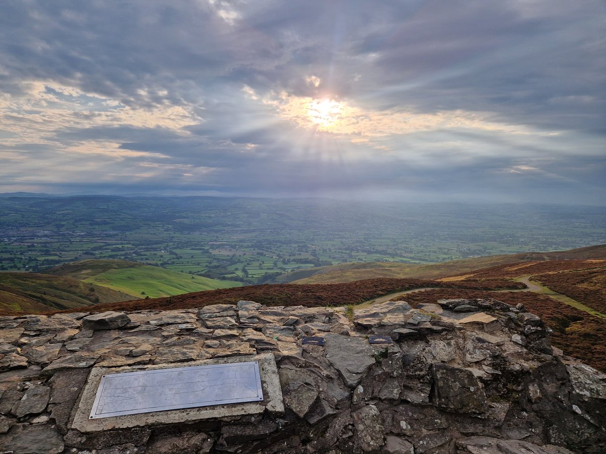 Caroline_Shaw_'s tweet photo. Beautiful skies from up Moel Famau this evening 😊 https://t.co/IpmpipDU6P