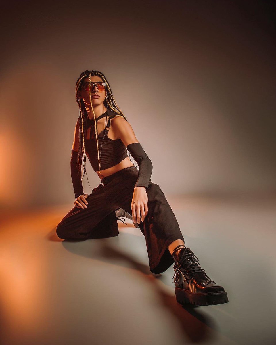 1serAMArillo's tweet photo. Look around everybody on MUTE🤫…

Las reales: 🤫 BIG ENERGY!🔥🐝

Fotógrafo: @ferboudoir 

#tocosesion #shooting #model #modelo #entreluces #trenzas #luz #naranja #motomami #beyonce #queenB #uh #move #mute ## https://t.co/iK5JtWTQCO