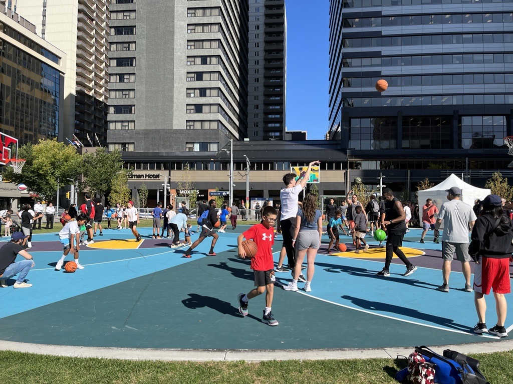 cityofcalgary's tweet image. Today we hosted an all-ages event to celebrate the opening of Century Gardens basketball tri-courts. With its circular tri-court design, it&apos;s a great spot for 3X3 basketball.

Come #ExploreDowntownYYC and check out the Century Gardens courts.

Learn more: calgary.ca/major-projects…