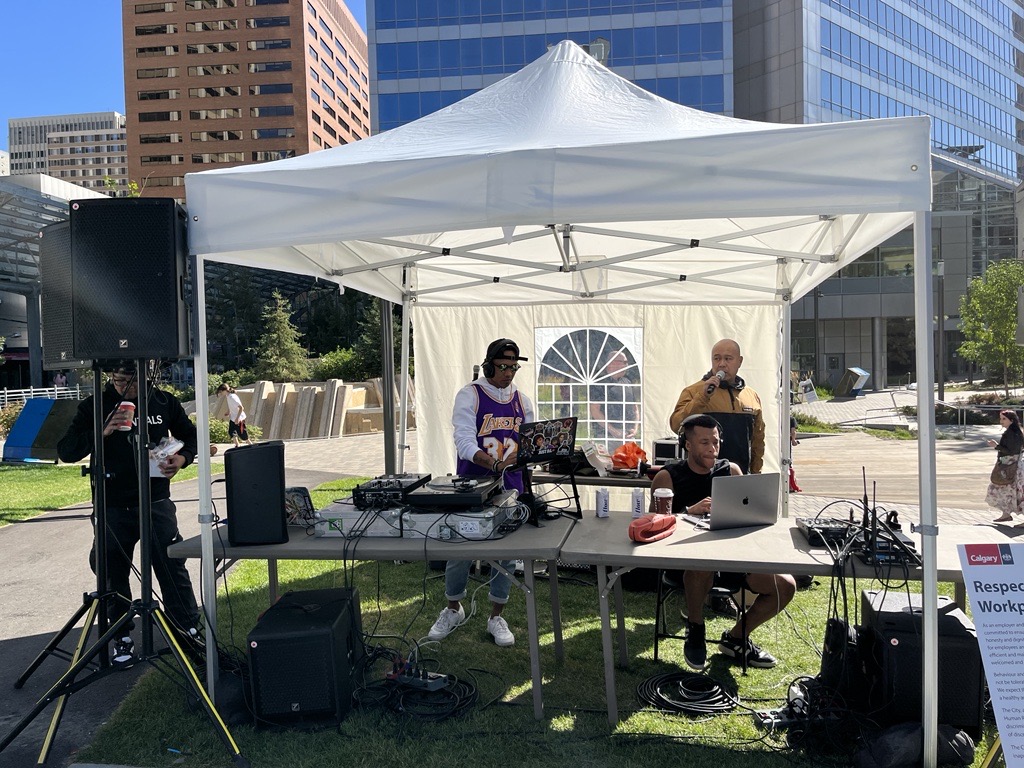 cityofcalgary's tweet image. Today we hosted an all-ages event to celebrate the opening of Century Gardens basketball tri-courts. With its circular tri-court design, it&apos;s a great spot for 3X3 basketball.

Come #ExploreDowntownYYC and check out the Century Gardens courts.

Learn more: calgary.ca/major-projects…