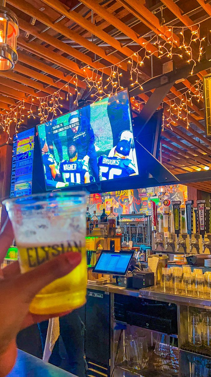 krgfj_xo's tweet image. lesssggooo Seahawks 💚💙 Wagner uro 😮‍💨 #barhopping 🥳
