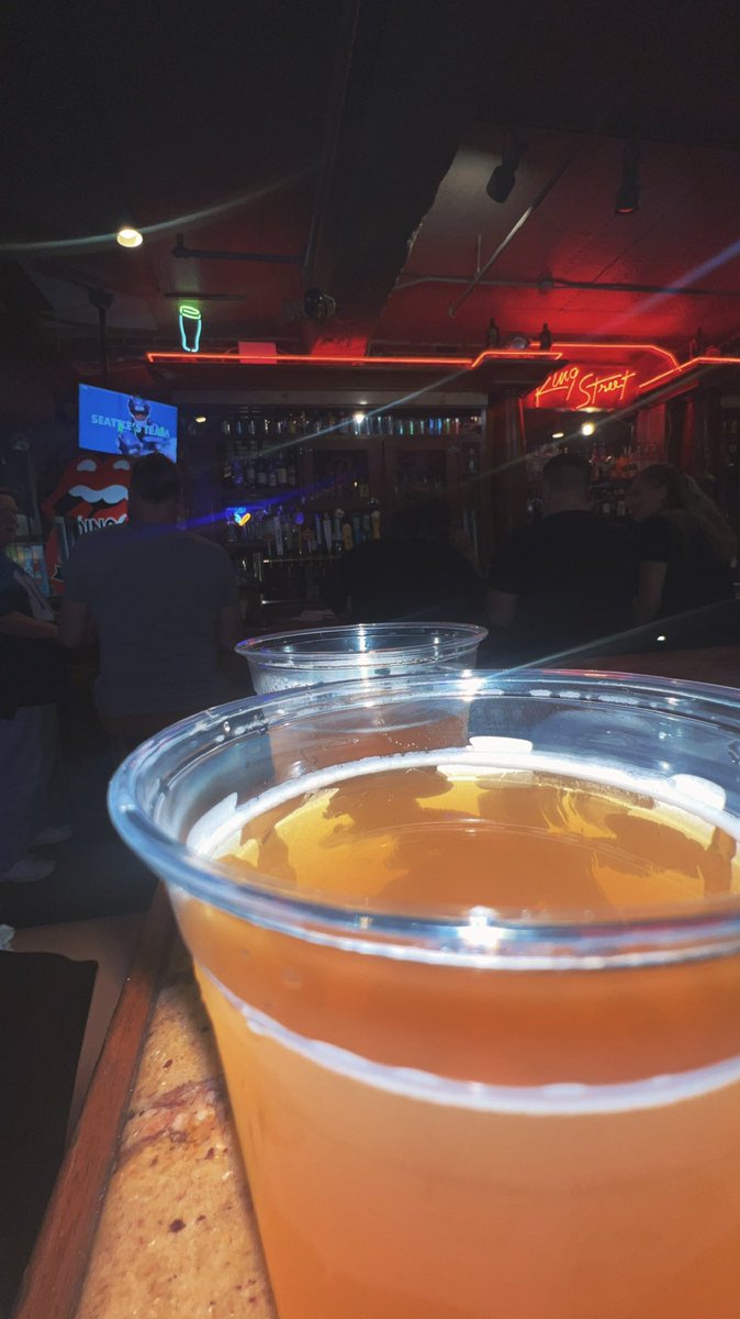 krgfj_xo's tweet image. lesssggooo Seahawks 💚💙 Wagner uro 😮‍💨 #barhopping 🥳