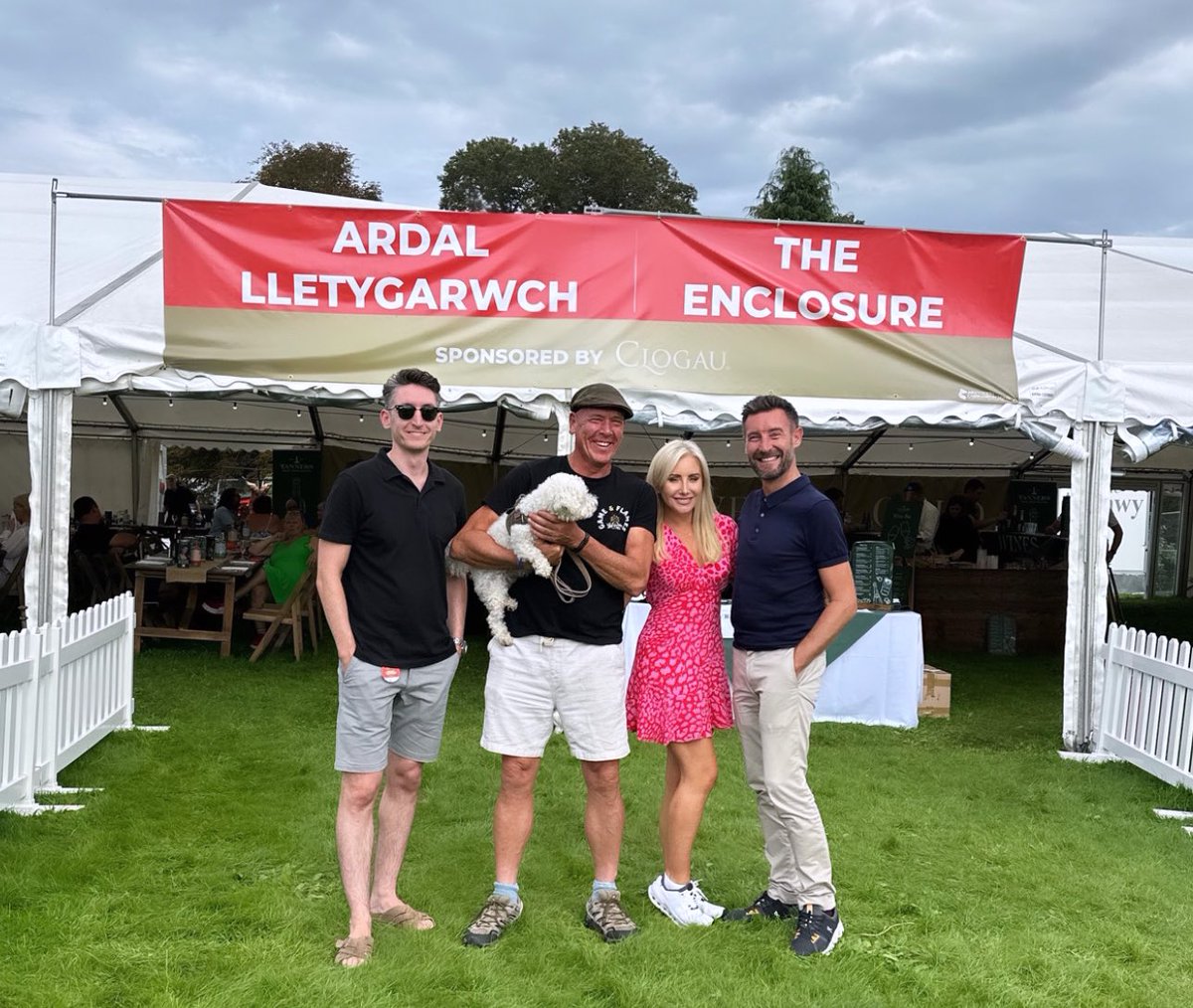justinejones1's tweet photo. Wales just won the rugby and we got to spend the weekend with the legend farmer and all round top bloke @1GarethWynJones @FfairGemCymru @Clogau 🏴󠁧󠁢󠁷󠁬󠁳󠁿 🚜 🎥 https://t.co/NShtrW9HgH