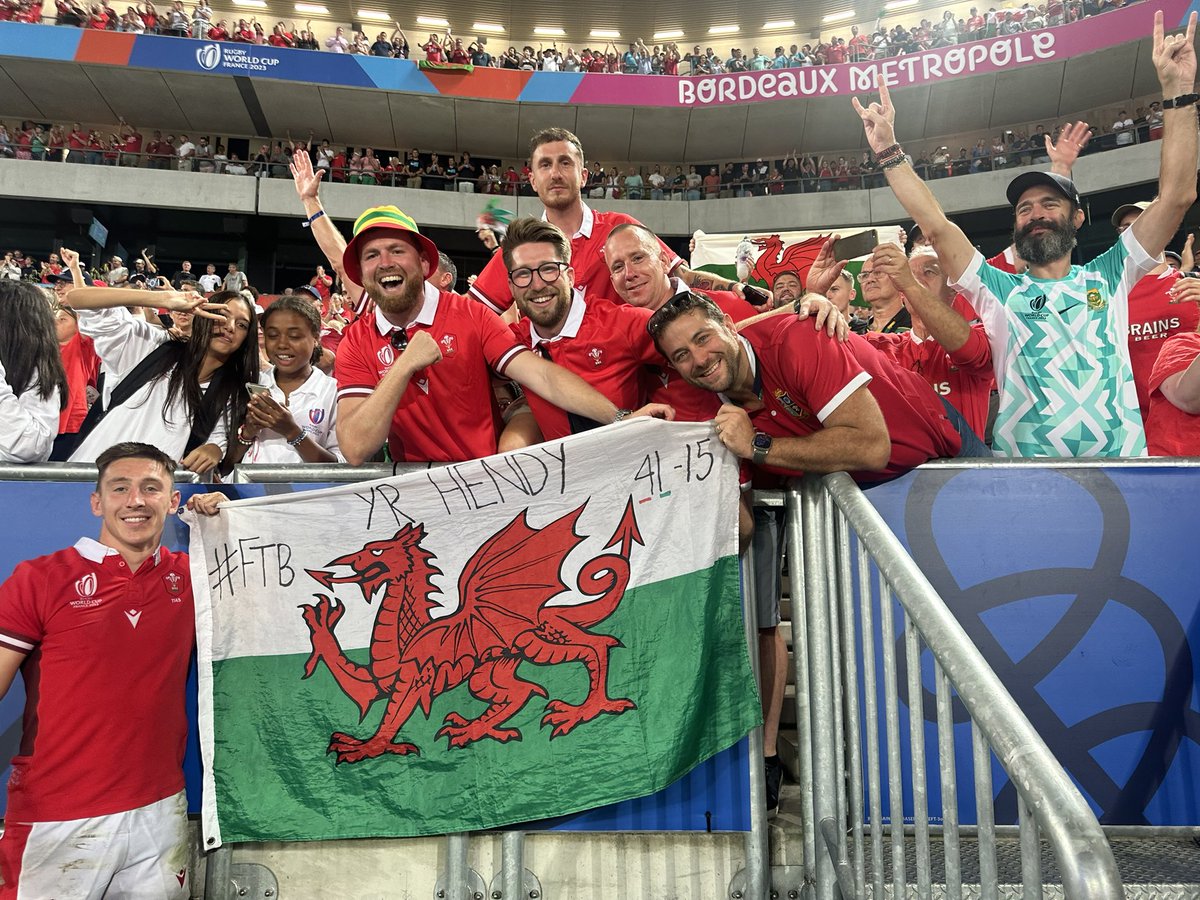 yrhendy2's tweet photo. 🔴⚪️🟢 Yr Hendy 🔴⚪️🟢

Big win, big hit @JoshAdams951 

The boys supporting @WelshRugbyUnion in Bordeaux 

#hendyhendynawr #greenarmy https://t.co/v4EmEi5Epy
