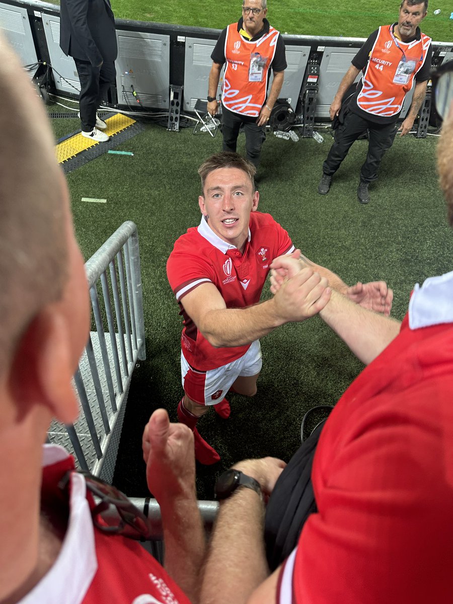 yrhendy2's tweet photo. 🔴⚪️🟢 Yr Hendy 🔴⚪️🟢

Big win, big hit @JoshAdams951 

The boys supporting @WelshRugbyUnion in Bordeaux 

#hendyhendynawr #greenarmy https://t.co/v4EmEi5Epy