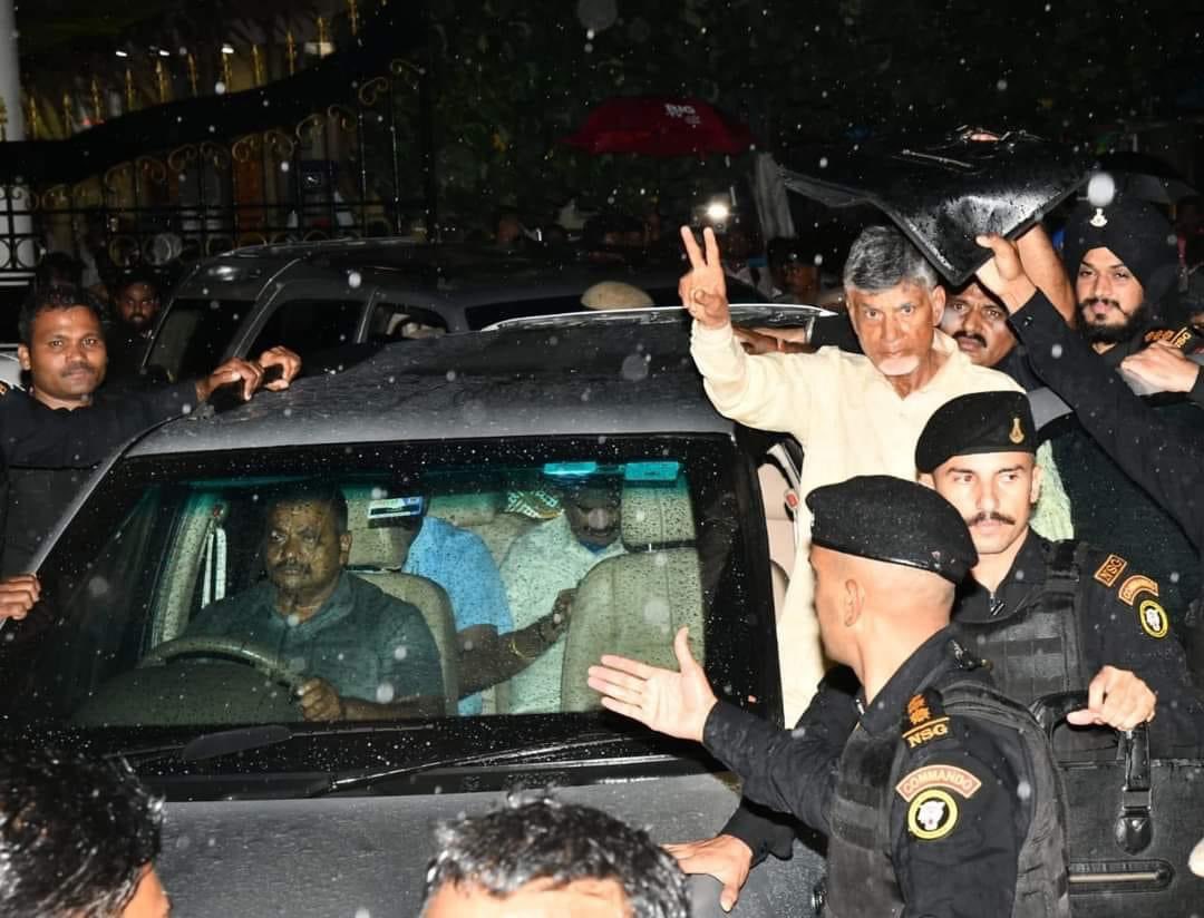 Being him is not Easy..

He travelled 11 hours.. 
He was Questioned 13 hours.. 
He has Waited for 12 hours.. 
He travelled another 7 hours.. 
….
Being CBN is not that Easy 🙂

Always proud to say that, I’m his Worshiper 🙏🙏 
#FalseCasesAgainstNaidu