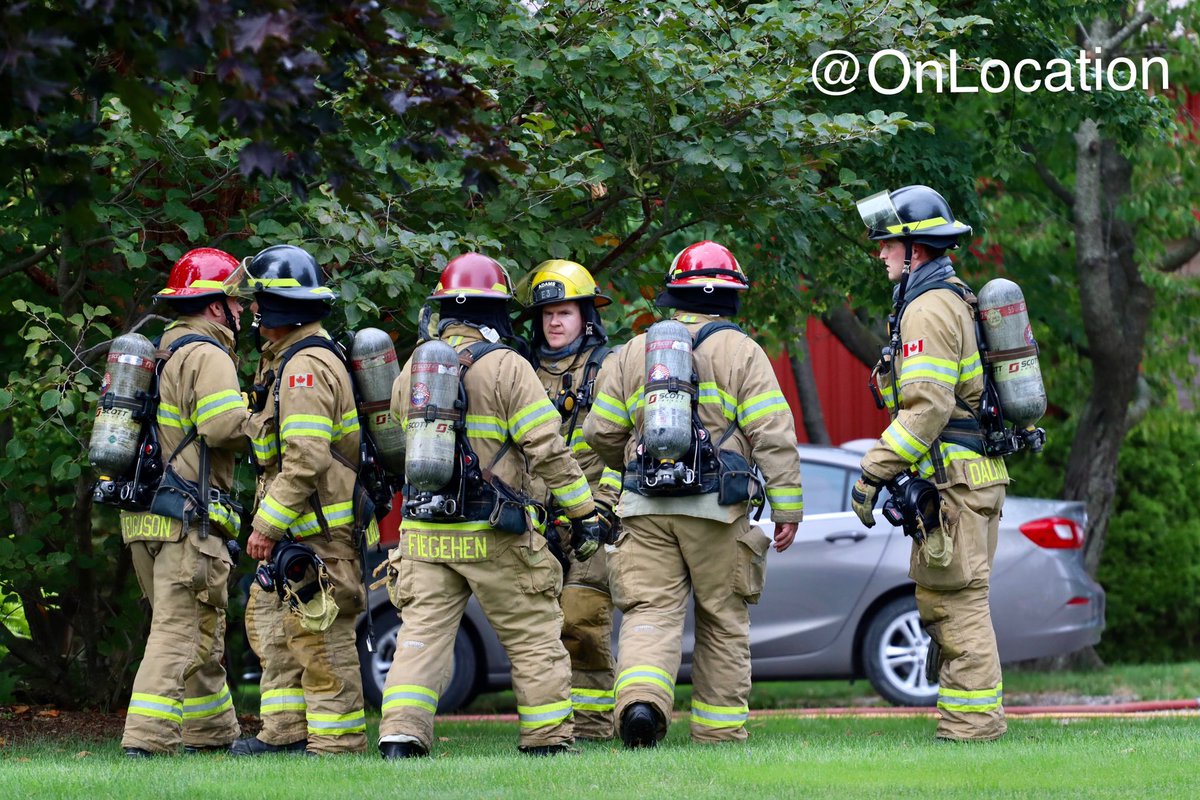 OnLocation_tv's tweet photo. .@LdnOntFire Crews are on scene of a working structure fire at 6356 Decker Dr. Fire located in the basement. Heavy smoke coming from the basement &amp; structure. Fire as been knocked down by fire crews. Tanker shuttles underway. #London https://t.co/tqHtRUGT8M