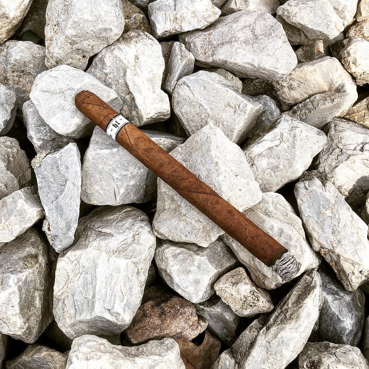 illusionecigars's tweet photo. π· by @sargent_cigars: @illusione_cigars #woodenindiantobacco #botl #sotl #botlpachapter #phillybotl #cigar #cigars \ https://t.co/ydE90ai3XG