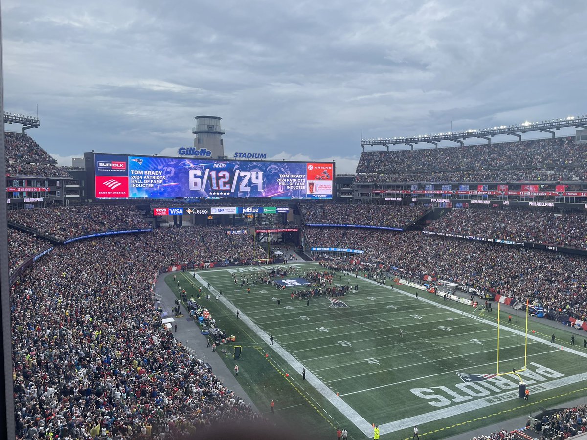 Robert Kraft says the #Patriots will waive their 4-year wait period and induct Tom Brady into the team’s HOF next spring