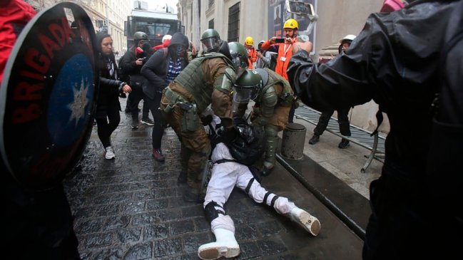 Radar_C_L's tweet photo. 11 encapuchados de ultraderecha detenidos hasta el momento por desórdenes y daños. Gobierno también se querellará por hechos de violencia registrados en la romería y en La Moneda https://t.co/H8HYpVAk90