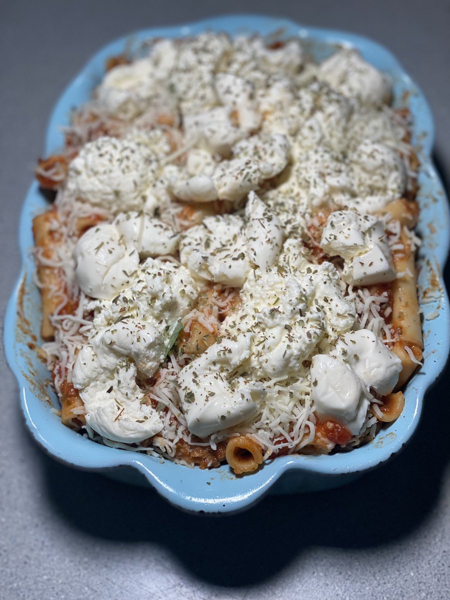 chefcourt1's tweet photo. What yβall having for Sunday dinner? I made baked ziti with garlic bread and side salad. Simple, yet filling comfort food. Fall will be here soon!
#chefcourtneybrown
#chefcourt1
#travelingchef https://t.co/luOFuv7lms