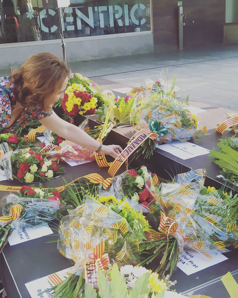 PratCasa's tweet photo. Ajuntament i entitats del Prat celebrem la Diada, con la Ofrena Floral a la Plaça Mestre Estalella https://t.co/gAC5vxCt21