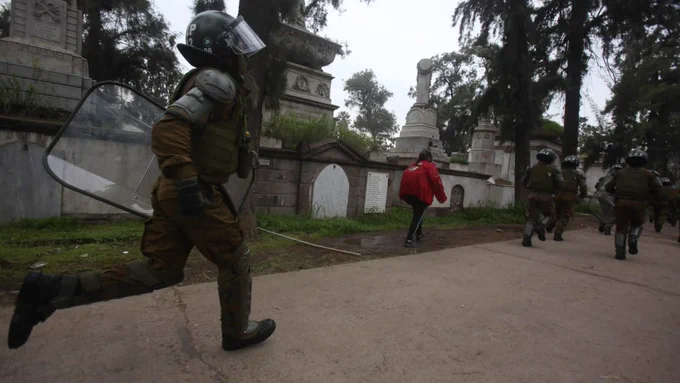 Radar_C_L's tweet photo. 11 encapuchados de ultraderecha detenidos hasta el momento por desórdenes y daños. Gobierno también se querellará por hechos de violencia registrados en la romería y en La Moneda https://t.co/H8HYpVAk90