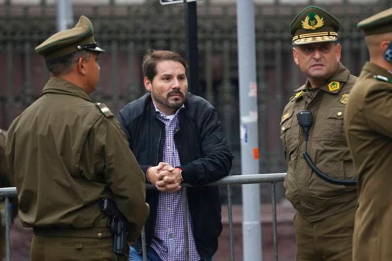 Radar_C_L's tweet photo. 11 encapuchados de ultraderecha detenidos hasta el momento por desórdenes y daños. Gobierno también se querellará por hechos de violencia registrados en la romería y en La Moneda https://t.co/H8HYpVAk90