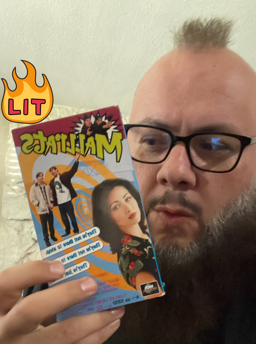 CFCpodcast's tweet photo. Thank you for a classic @ThatKevinSmith @EthanSuplee @Jason_Mewes @DohertyShannen #vhs #vhslove #betteronvhs #classicsneverdie @whammycorp keeping older forms of Media Alive!!! https://t.co/lzBb60W57J