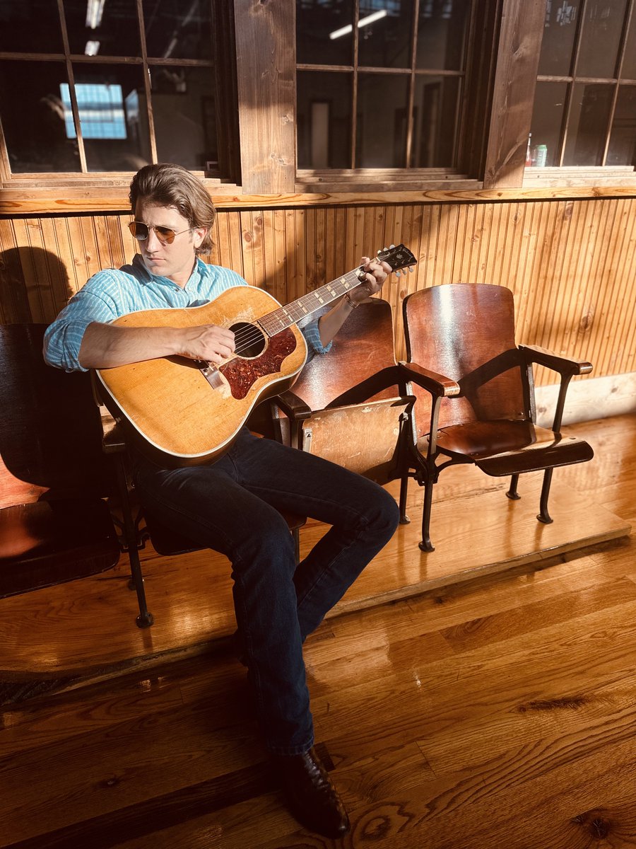 DrakeMilligan's tweet photo. You play with my heart strings, and girl, I'm a singer...#IGotAProblem https://t.co/yhd1OTQ86J https://t.co/eRgoGopC4r
