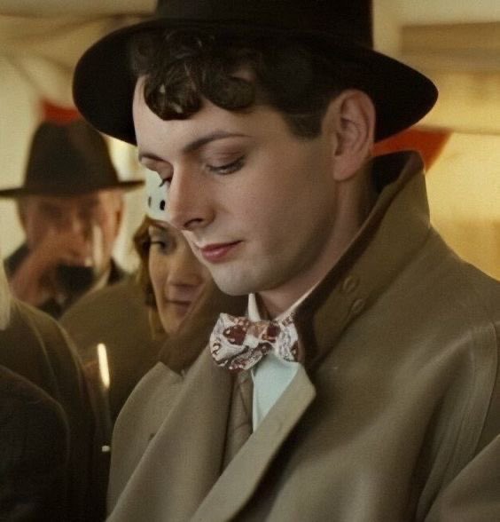 cowboyblix's tweet photo. posts all about david tennant gender…WHAT ABOUT MICHAEL SHEEN GENDER??? HUH?? https://t.co/i7yF3QKA33