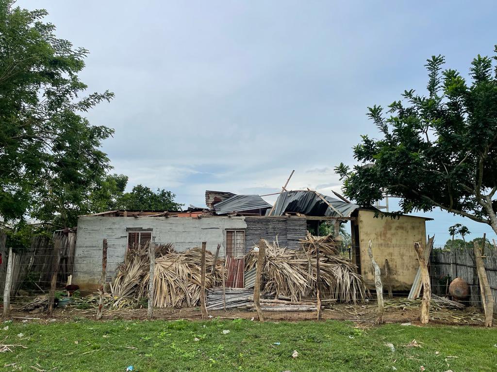 edwinjattin's tweet photo. El colegio del corregimiento Remolino, varias viviendas y los cultivos fueron afectados por el temporal en Santa Cruz de Lorica. Pedimos ayuda al gobierno nacional @petrogustavo y a la @UNGRD. ¡Los necesitamos! https://t.co/eMTs8bTjKf