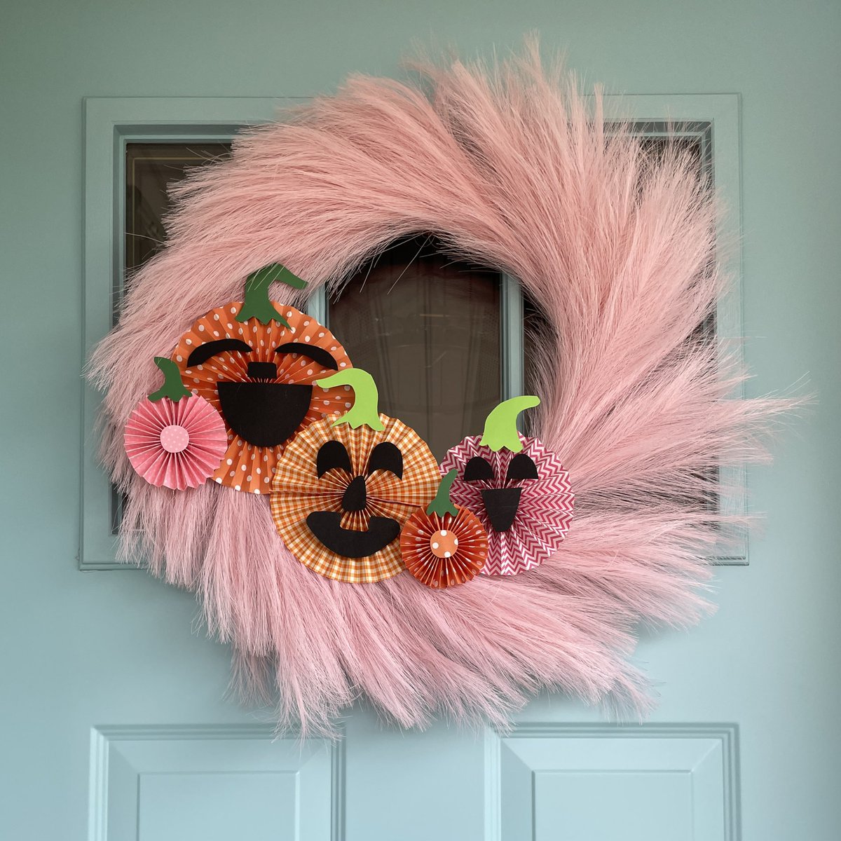 Paper Pumpkin Fan Wreath… watch the #YouTubeshort below. 

youtube.com/shorts/NjnS3RV…