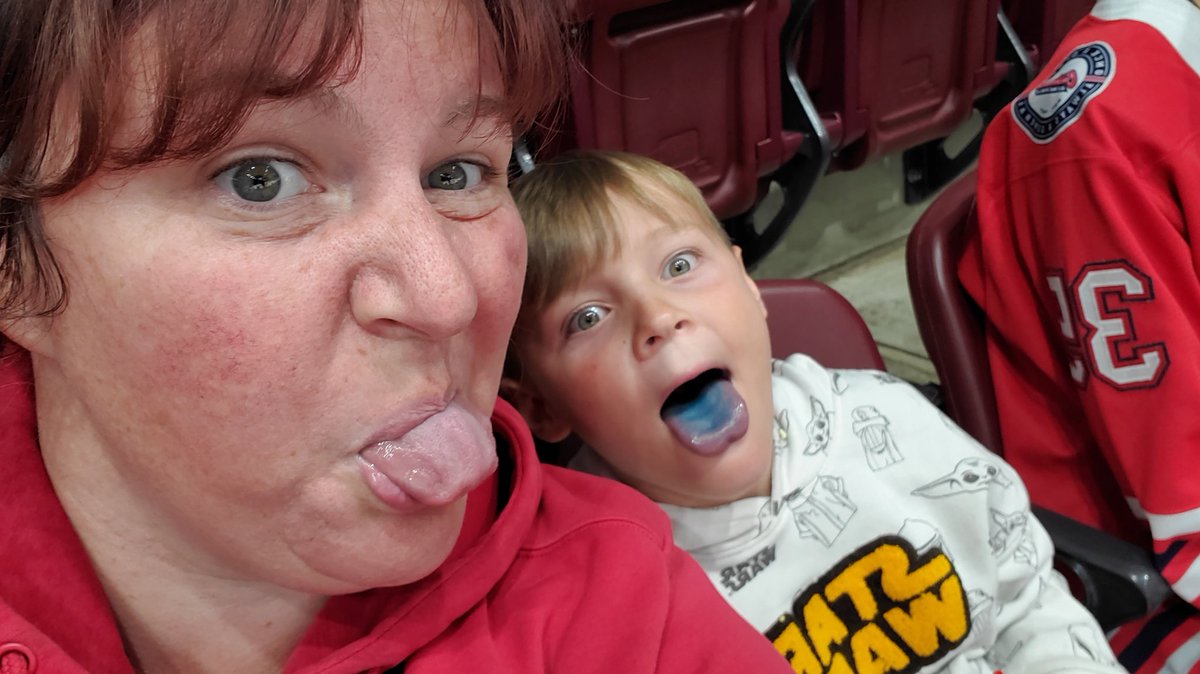MetalMomplus3's tweet photo. @Oshawa_Generals #selfie #section109seats10and9 https://t.co/ZXCH8s1rEf